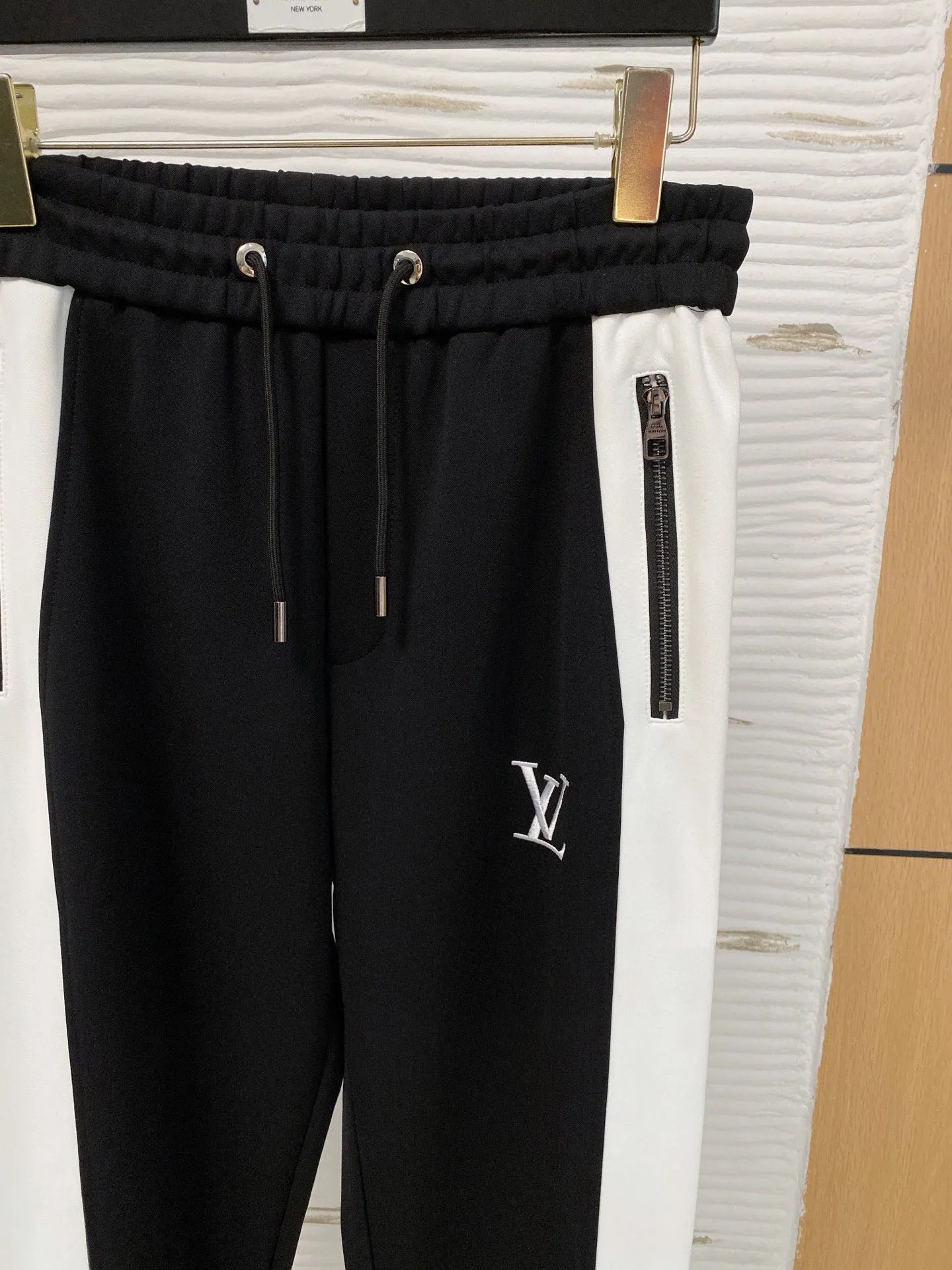 🅿️720 [LV Louis Vuitton] hot-selling suit is coming. Focus on the original version of the official website. 2025 new hot-selling cardigan and sweatshirt suit. The original order is the best. 🇭🇰The meticulous work of top designers. Just for a fitting and perfect upper body effect. All-natural high-quality Tencel Roman cotton 100%, close-fitting comfort, noble and elegant! Original hardware embodies elegance and nobility! Counter size: M-3XL (maximum wear up to 190 pounds)